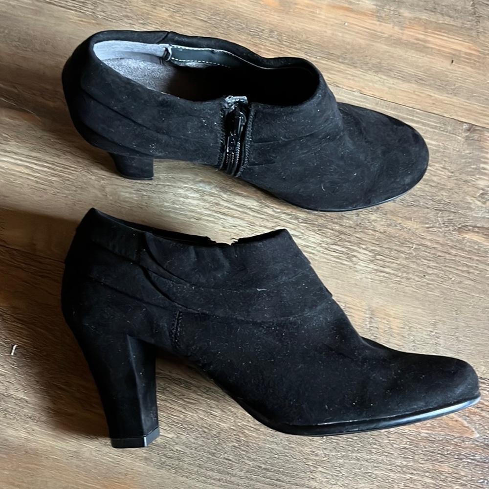 BNWOB Aeorsoles Heelrest Black Suede Heels size 7